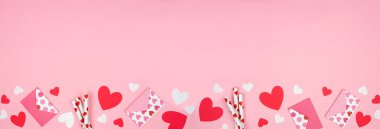 Sevgililer Günü, kalp dekorasyonunun alt sınırı. Pembe afiş arkaplan üzerinden üst manzara. Boşluğu kopyala.