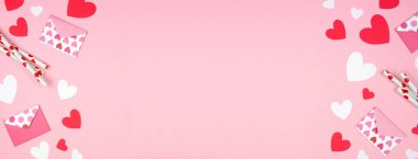 Sevgililer Günü, kalp dekorasyonunun iki katı. Pembe bir arkaplanda manzaranın üstünde. Boşluğu kopyala.