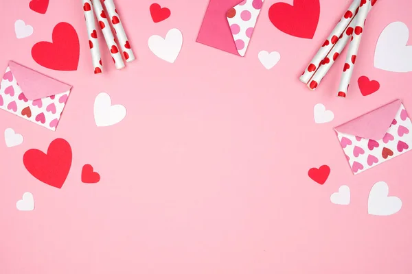 발렌틴 Valentines Day 장식의 경계에 아치를 날이다 위에서 분홍색 배경을 — 스톡 사진