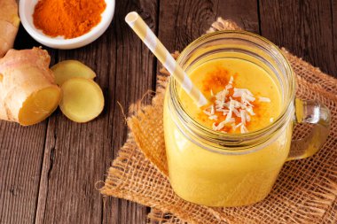 Ananas, zerdeçal, mason kavanozunda zencefilli kokteyl. Koyu renk ahşap arka planlı. Sağlıklı bağışıklık güçlendirici, kilo kaybı, iltihap önleyici.