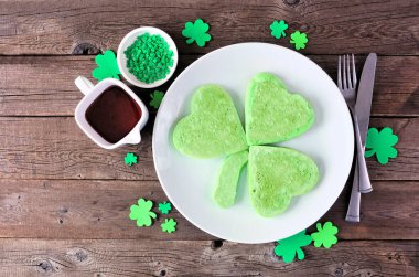 Aziz Patrick Günü yünlü krep. Tahta arka planda dümdüz yatıyordu..