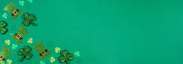 День Святого Патрика Трилистник Лепрекон Вид Сверху Фоне Зеленого Бумажного — стоковое фото