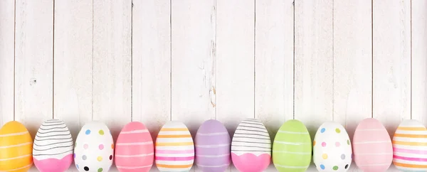 Kleurrijke Paaseieren Lange Ondergrens Bovenaanzicht Tegen Een Witte Houten Banner — Stockfoto