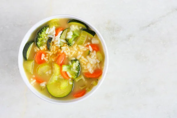 Υγιεινή Σούπα Λαχανικών Κουρκουμά Και Μπαχαρικό Τζίντζερ Εναέρια Άποψη Λευκό — Φωτογραφία Αρχείου