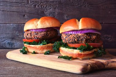 Vejetaryen fasulyesi ve lahana, soğan ve domatesli tatlı patates burgerleri...