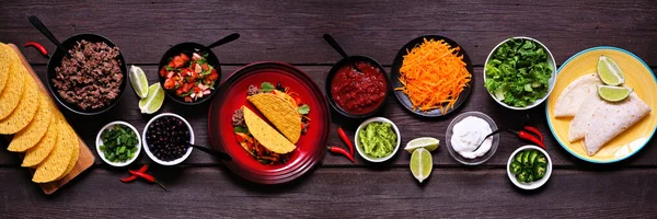 食材の選択とタコバーテーブルシーン 暗い木製のバナーの背景にオーバーヘッドビュー メキシコ料理ビュッフェ — ストック写真