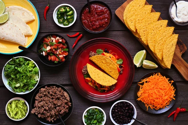 食材の選択とタコバーテーブルシーン 暗い木のバナーの背景の上のビュー メキシコ料理ビュッフェ — ストック写真