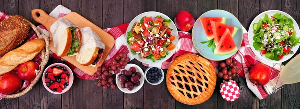 Yaz Piknik Masası Manzarası Ahşap Afiş Üzerinde Çeşitli Soğuk Salatalar — Stok fotoğraf