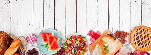 Zomer Picknick Voedsel Ondergrens Diverse Koude Salades Sandwiches Fruit Lekkernijen — Stockfoto