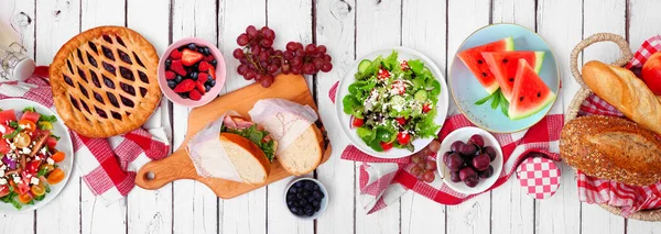 Nyári Piknik Asztal Jelenet Hideg Saláták Szendvicsek Gyümölcsök Édességek Választéka — Stock Fotó