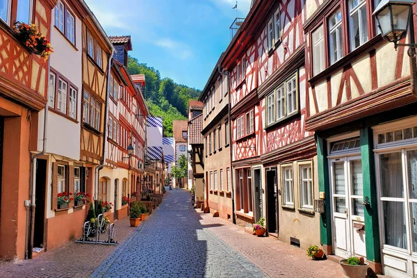 ドイツ バイエルン州ミルテンベルクの街に沿って美しい伝統的な半分の木造建築物 — ストック写真