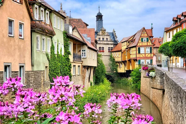 ドイツ バイエルン州マルクトブリット町の運河沿いの美しい古い建物や花々 — ストック写真