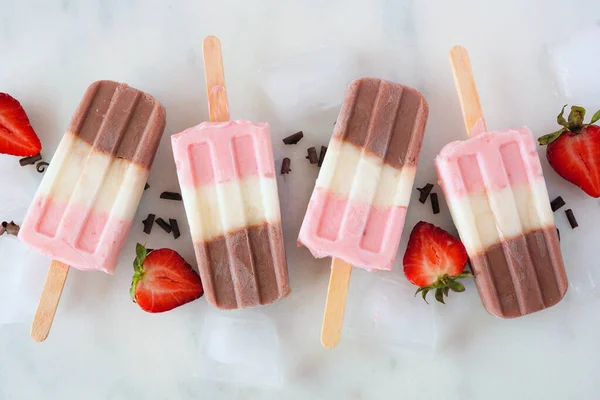 Gruppe Neapolitanischer Joghurt Eis Pops Obere Ansicht Einer Reihe Auf — Stockfoto
