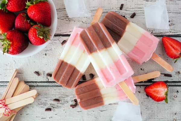 Caseiro Morango Baunilha Chocolate Neapolitan Iogurte Picolés Cena Mesa Aérea — Fotografia de Stock