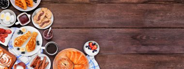 Babalar Günü brunch köşesi sınırı. Koyu renk ahşap afiş arkaplanda yukarıdan görünüyor. Krepler, bıyıklı tost ve çeşitli baba temalı yemekler..