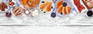 Babalar Günü brunch 'ı. Beyaz ahşap bir arkaplanda manzaranın üstünde. Krepler, bıyıklı tost ve çeşitli baba temalı yemekler..