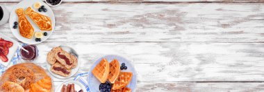 Babalar Günü brunch köşesi sınırı. Beyaz ahşap bir arkaplanda manzaranın üstünde. Krepler, bıyıklı tost ve baba temalı yemekler..