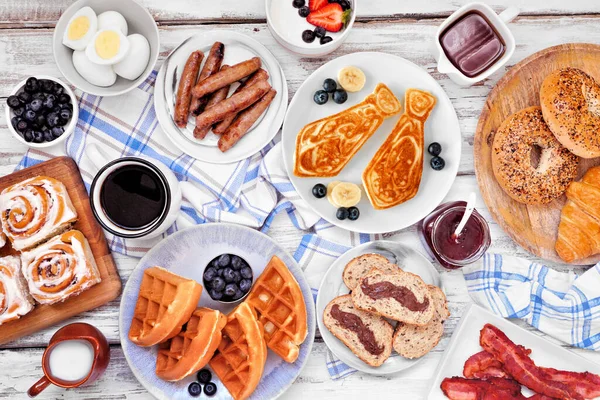 Babalar Günü Kahvaltı Masası Sahnesi Beyaz Ahşap Arka Planda Üst — Stok fotoğraf