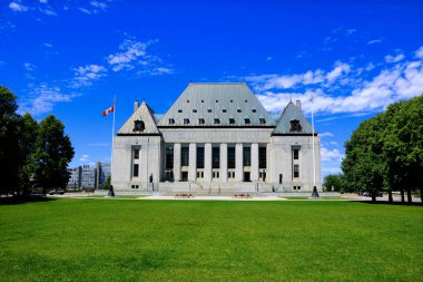 Kanada Yüksek Mahkemesi binası mavi gökyüzünün altında, Ottawa, Ontario, Kanada
