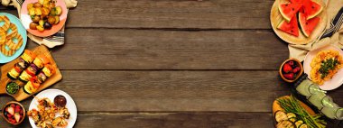 Sağlıklı bitki temelli yaz bbq çiftli sınır. Koyu ahşap arka planda üst manzara. Izgara meyve ve sebze, şiş, karnabahar bifteği ve vejetaryen tarafı. Boşluğu kopyala.