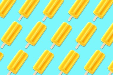 Renkli yaz şablonu. Pastel mavi arka planda kalın pembe buzlu şekerler. Üst görünüm.