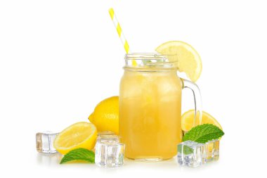 Kağıt kamış, limon ve buz küpleriyle dolu kavanoz bardakta buzlu yeşil limonata. Beyaz arka planda izole edilmiş.