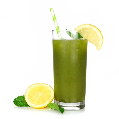 Kağıt kamış, limon ve nane arkaplanda izole edilmiş bir bardakta buzlu kibrit çayı limonatası.