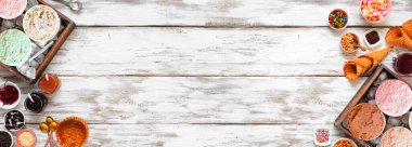 Dondurma çeşitleri ve lezzetli malzemelerle dolu yaz dondurması büfesi. Üst görünüm beyaz ahşap afiş arkaplan üzerinde çift kenar.