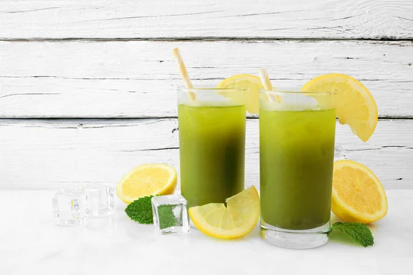Due Bicchieri Limonata Matcha Ghiacciata Uno Sfondo Legno Bianco — Foto Stock