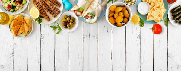 Griekse Voedsel Top Border Bovenaanzicht Een Witte Houten Banner Achtergrond — Stockfoto