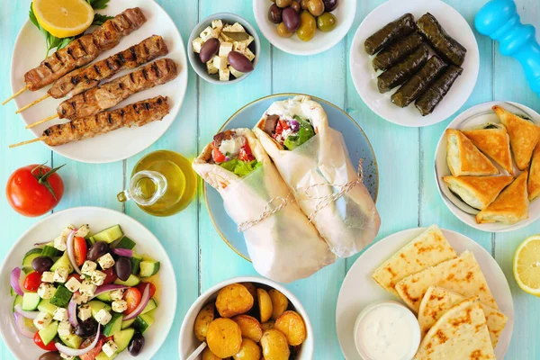 Griechische Esstisch Szene Draufsicht Auf Blauem Holz Hintergrund Gyros Wraps — Stockfoto