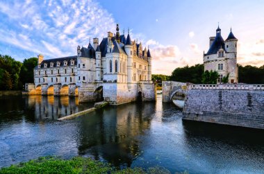 Güzel Şato Chenonceau ve güneş batarken yansıyan kule, Loire Vadisi, Fransa