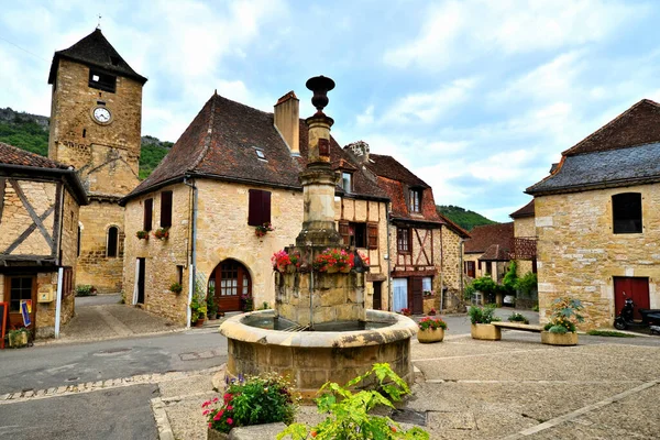 在美丽的法国奥图瓦村的古玩广场 — 图库照片