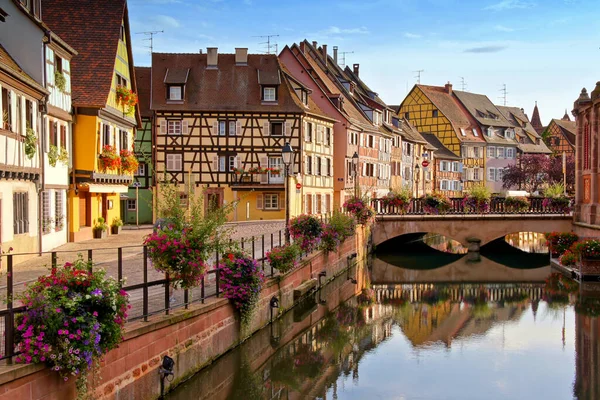 Colmar Frankrijk Late Dag Uitzicht Met Vakwerkhuizen Bloemen Brug Reflecties — Stockfoto