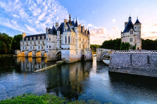 Piękny Zamek Chenonceau Wieża Odbiciami Pobliżu Zachodu Słońca Loire Valley — Zdjęcie stockowe