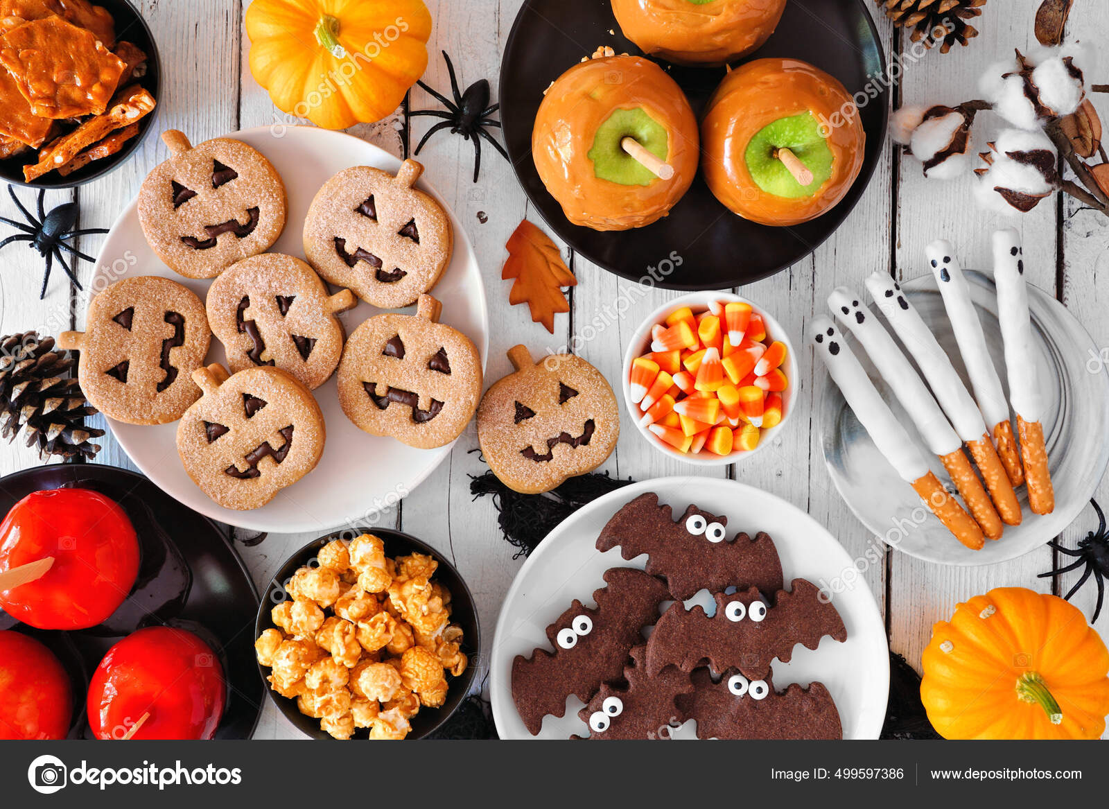 Conjunto De Doces De Halloween Sobre Fundo De Madeira Velho Imagem de Stock  - Imagem de doce, jogo: 217646087