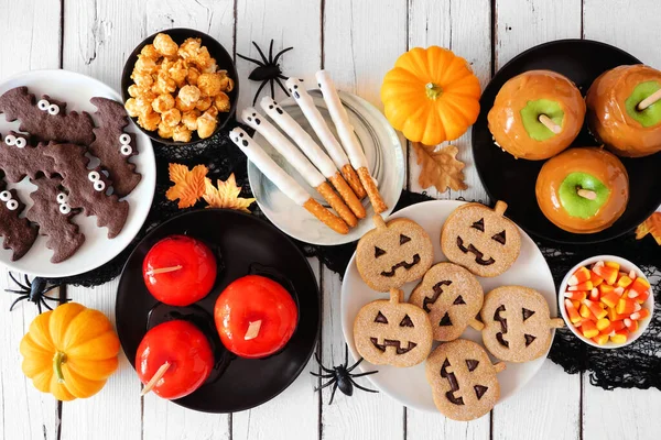 Tradiční Halloween Léčit Stolní Scénu Nad Bílým Dřevem Pozadí Horní — Stock fotografie