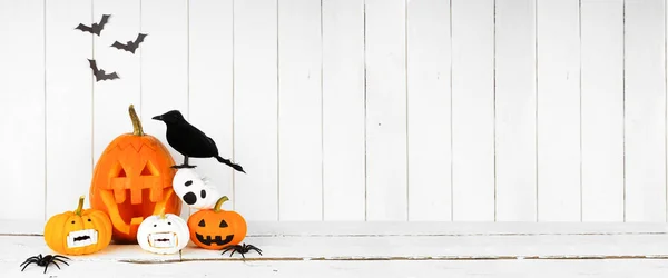 Exibição Halloween Com Jack Lanternas Contra Fundo Painel Madeira Branca — Fotografia de Stock