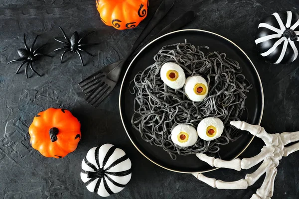 Halloween Okulistyczne Spaghetti Górny Widok Sceny Tabeli Ciemnym Tle Pomarańczowym — Zdjęcie stockowe