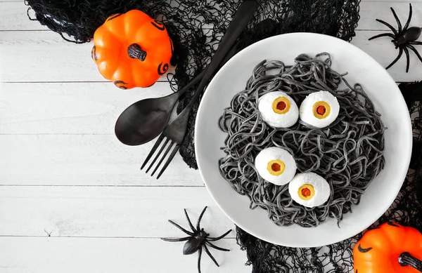 Halloween Okulistyczne Spaghetti Powyżej Widoku Sceny Tabeli Białym Tle Drewna — Zdjęcie stockowe