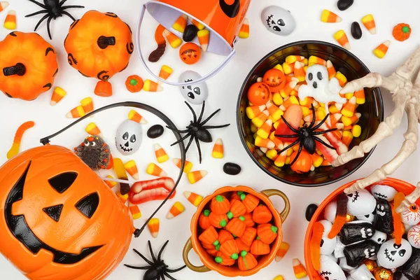 Halloween Truc Traktatie Scène Met Jack Lantaarn Emmers Diverse Snoep — Stockfoto