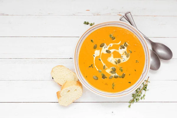 Sopa Abóbora Tradicional Com Creme Sementes Ervas Cena Mesa Aérea — Fotografia de Stock