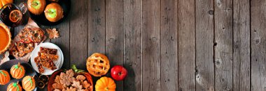 Sonbahar tatlıları köşe kenarı sınırı. Tatlı sonbahar ikramlarıyla dolu bir masa sahnesi. Kırsal ahşap bir arka planda manzaranın üstünde. Boşluğu kopyala.