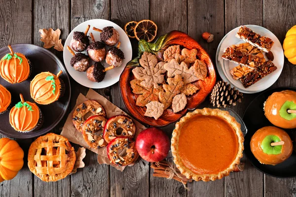 Sonbahar Tatlıları Masasında Çeşitli Tatlı Ikramları Sunar Koyu Bir Ahşap — Stok fotoğraf