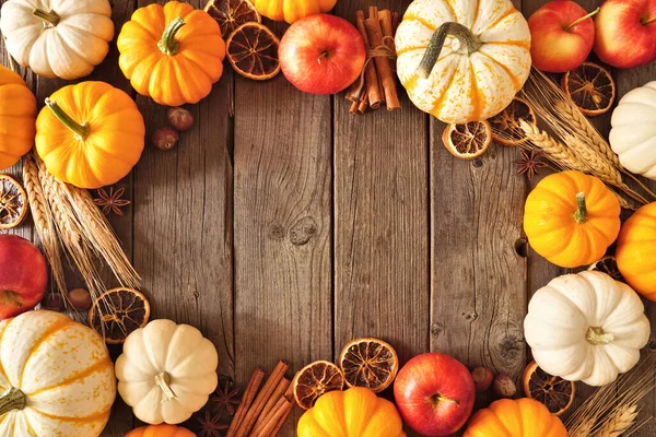 Valframe Van Pompoenen Appels Specerijen Bovenaanzicht Een Rustieke Donkere Houten — Stockfoto