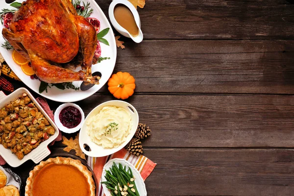 Klassiek Thanksgiving Kalkoen Diner Bovenaanzicht Zijrand Een Donkere Houten Achtergrond — Stockfoto