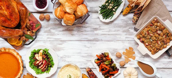 Traditionele Thanksgiving Kalkoen Diner Frame Bovenaanzicht Een Rustieke Witte Houten — Stockfoto