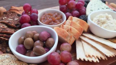 Peynir, kraker ve meyvelerden oluşan şarküteri kurulu. Yan görünümü kapat, el bilgisayarı, görüntüyü çevir.