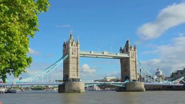 Thames, Londra, İngiltere 'deki Tower Bridge' in klasik yaz manzarası. El bilgisayarı, döndürme hareketi.