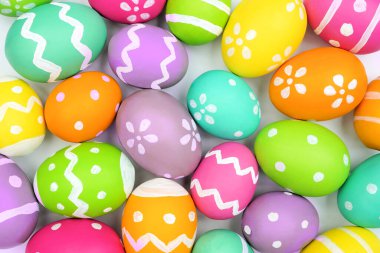 Renkli, canlı el boyalı Paskalya yumurtalarının tam arka planı
